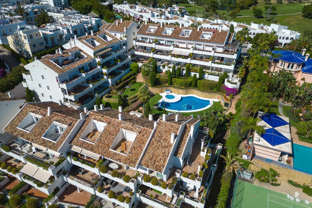 2 Bed Apartment for sale in Nueva Andalucía Costa Del Sol, Málaga, Spain