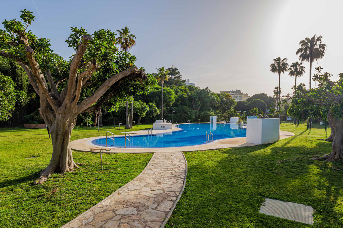 Se vende Apartamento Planta Media de 2 dormitorios en Costa Del Sol, Málaga, España