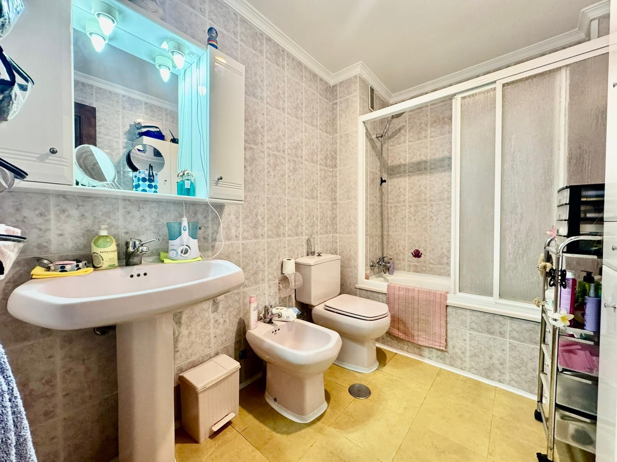 Se vende Apartamento en Planta Última de 3 dormitorios en Costa Del Sol, Málaga, España