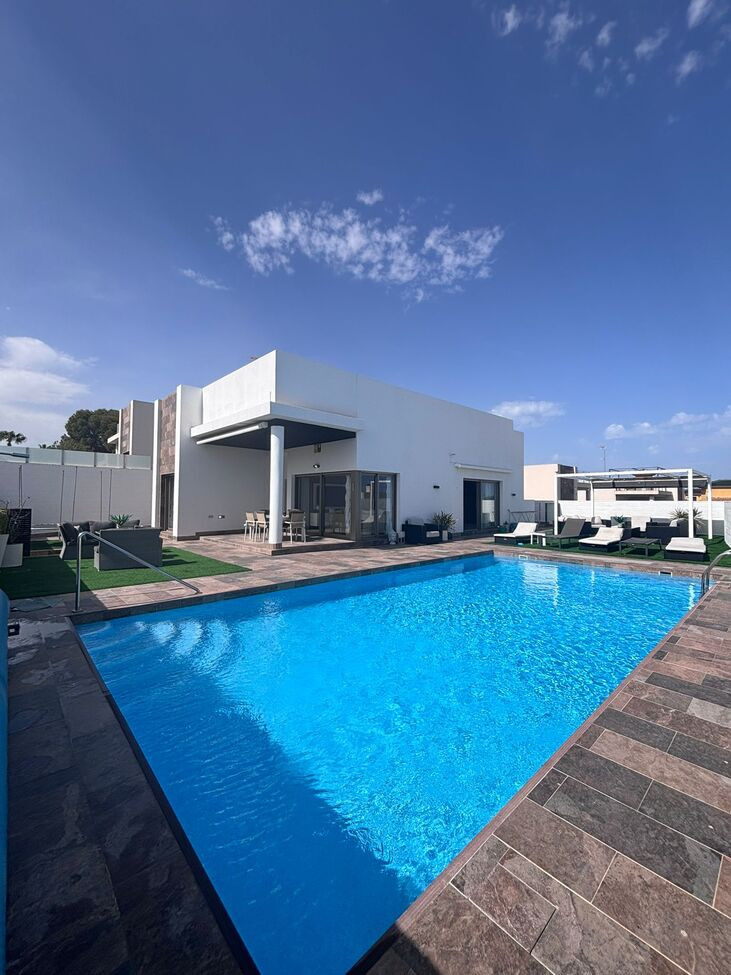Se vende Villa - Chalet de 5 dormitorios en Costa Blanca, Alicante, España