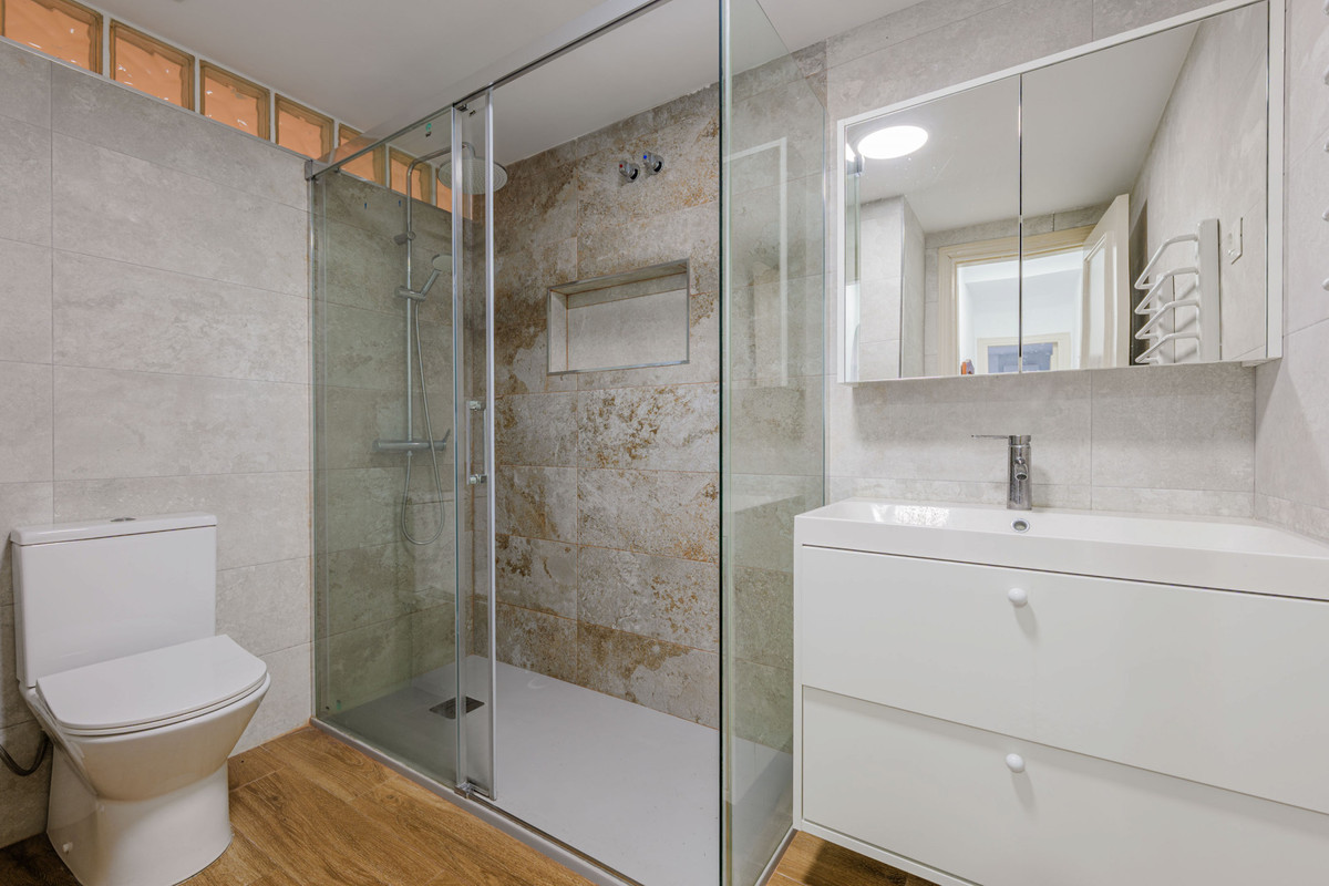 Se vende Apartamento Planta Media de 2 dormitorios en Costa Del Sol, Málaga, España