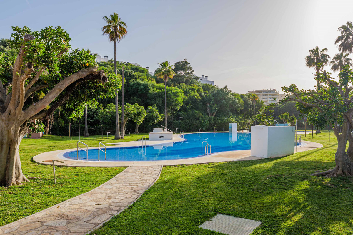 Se vende Apartamento Planta Media de 2 dormitorios en Costa Del Sol, Málaga, España