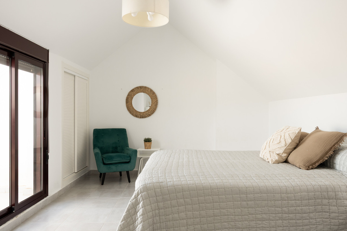 4 Bed Apartment for sale in Nueva Andalucía Costa Del Sol, Málaga, Spain