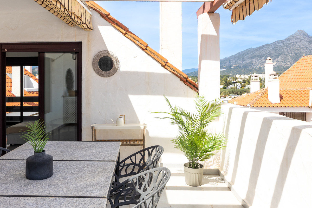 4 Bed Apartment for sale in Nueva Andalucía Costa Del Sol, Málaga, Spain