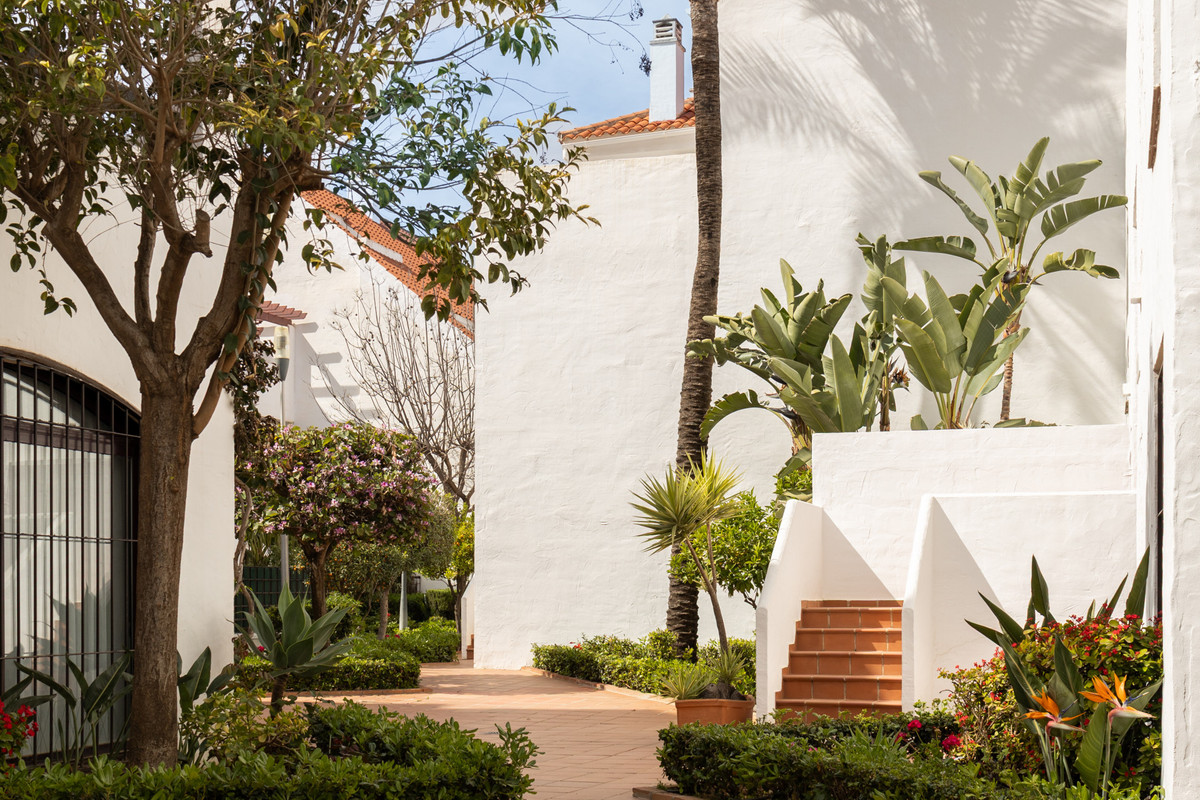 4 Bed Apartment for sale in Nueva Andalucía Costa Del Sol, Málaga, Spain