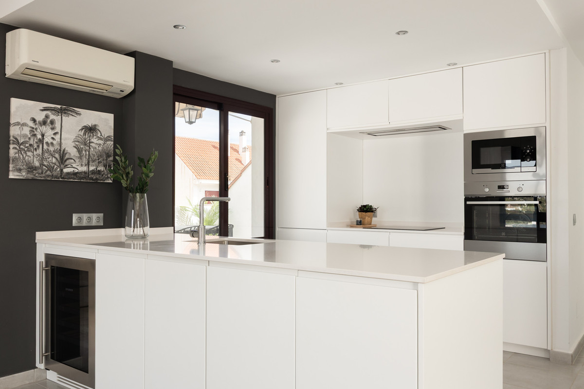 4 Bed Apartment for sale in Nueva Andalucía Costa Del Sol, Málaga, Spain