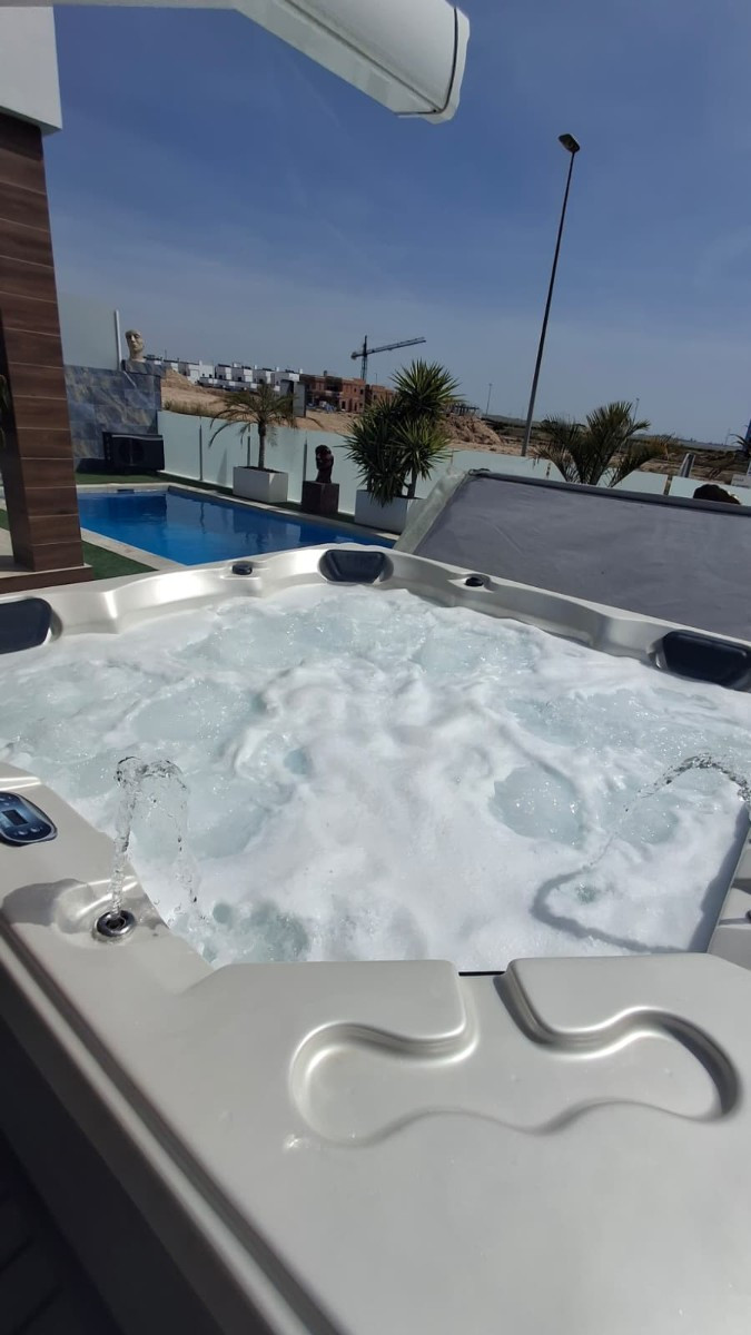 Se vende Villa - Chalet de 3 dormitorios en Costa Blanca, Alicante, España