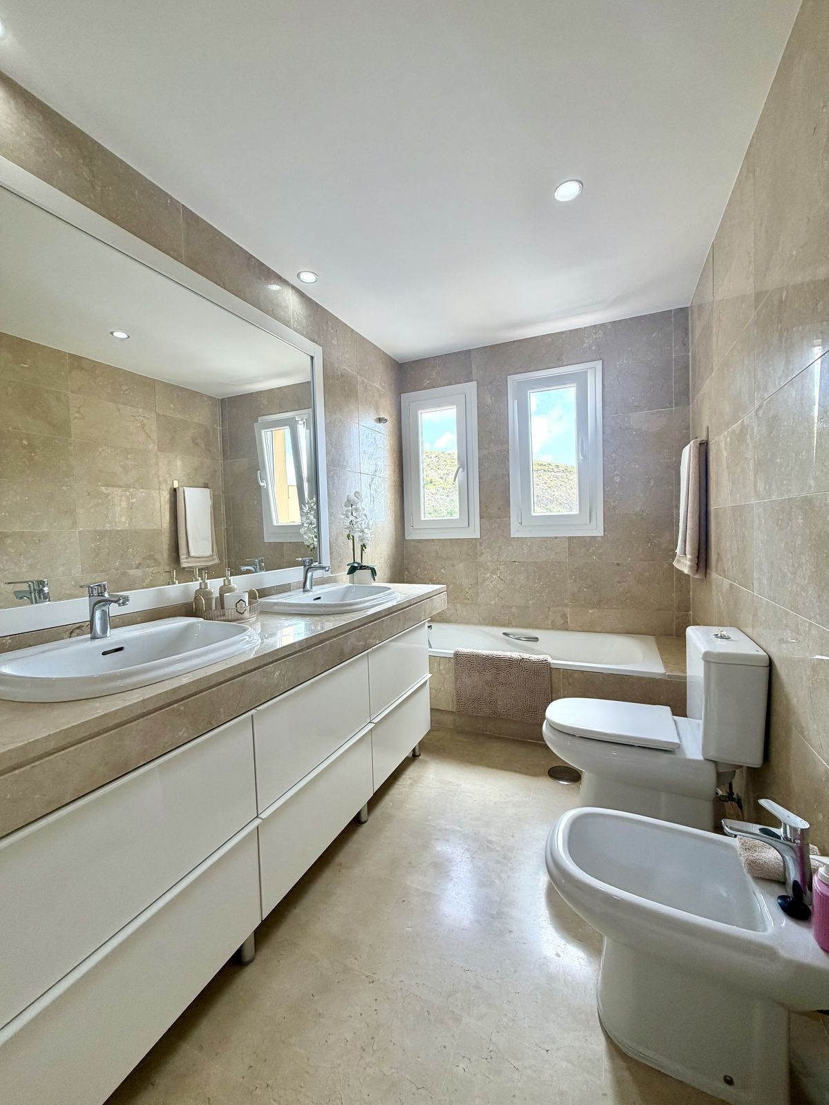 Se vende Apartamento Planta Media de 3 dormitorios en Costa Del Sol, Málaga, España