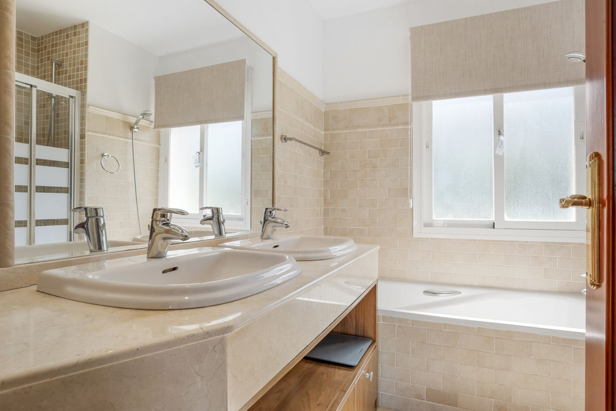 5 Bed Townhouse for sale in Cerros Del Aguila Costa Del Sol, Málaga, Spain