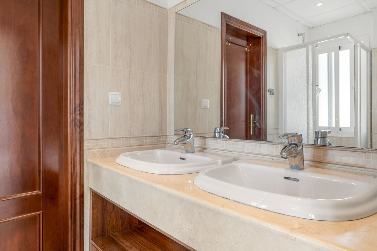 5 Bed Townhouse for sale in Cerros Del Aguila Costa Del Sol, Málaga, Spain