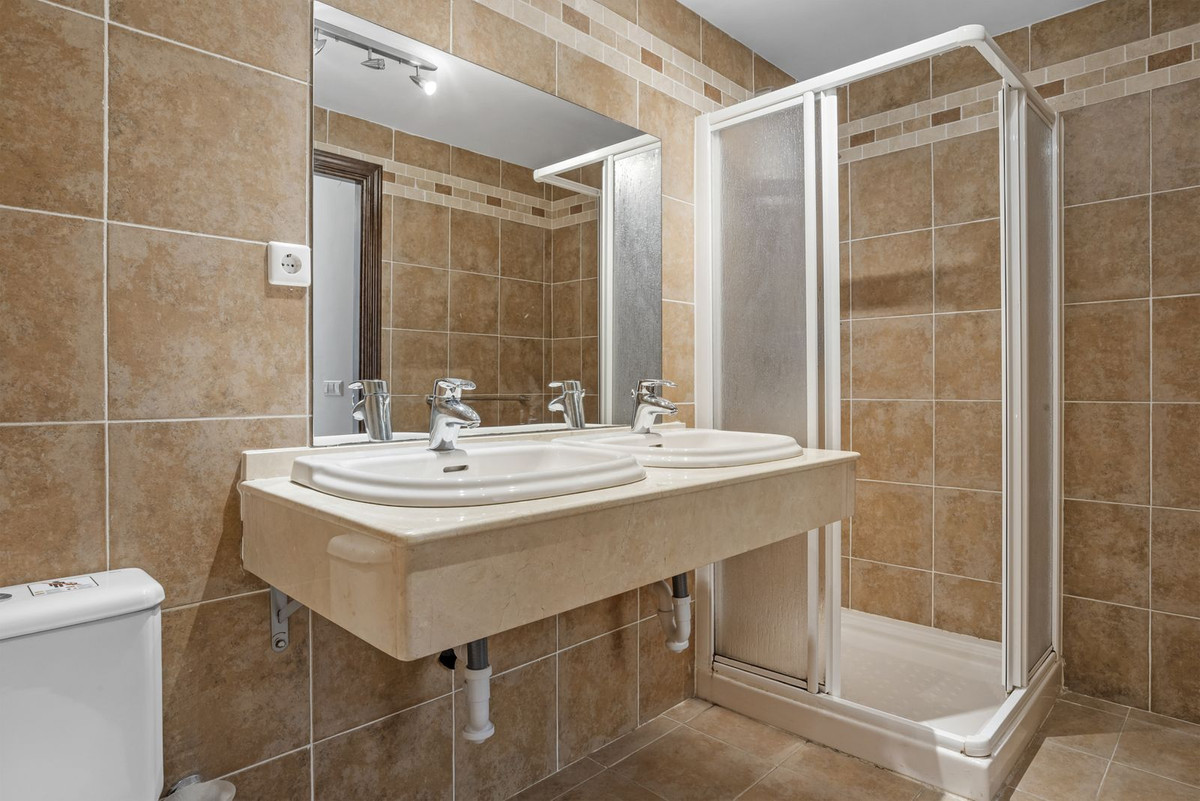 5 Bed Townhouse for sale in Cerros Del Aguila Costa Del Sol, Málaga, Spain