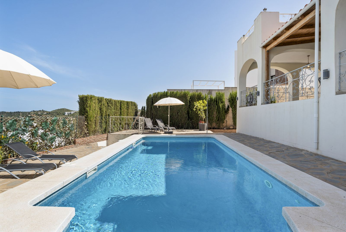 5 Bed Townhouse for sale in Cerros Del Aguila Costa Del Sol, Málaga, Spain