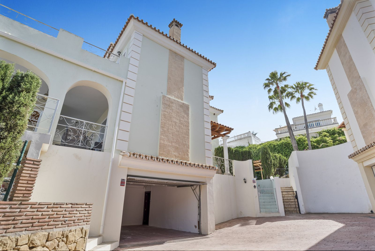 5 Bed Townhouse for sale in Cerros Del Aguila Costa Del Sol, Málaga, Spain