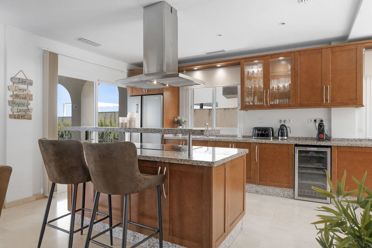 5 Bed Townhouse for sale in Cerros Del Aguila Costa Del Sol, Málaga, Spain