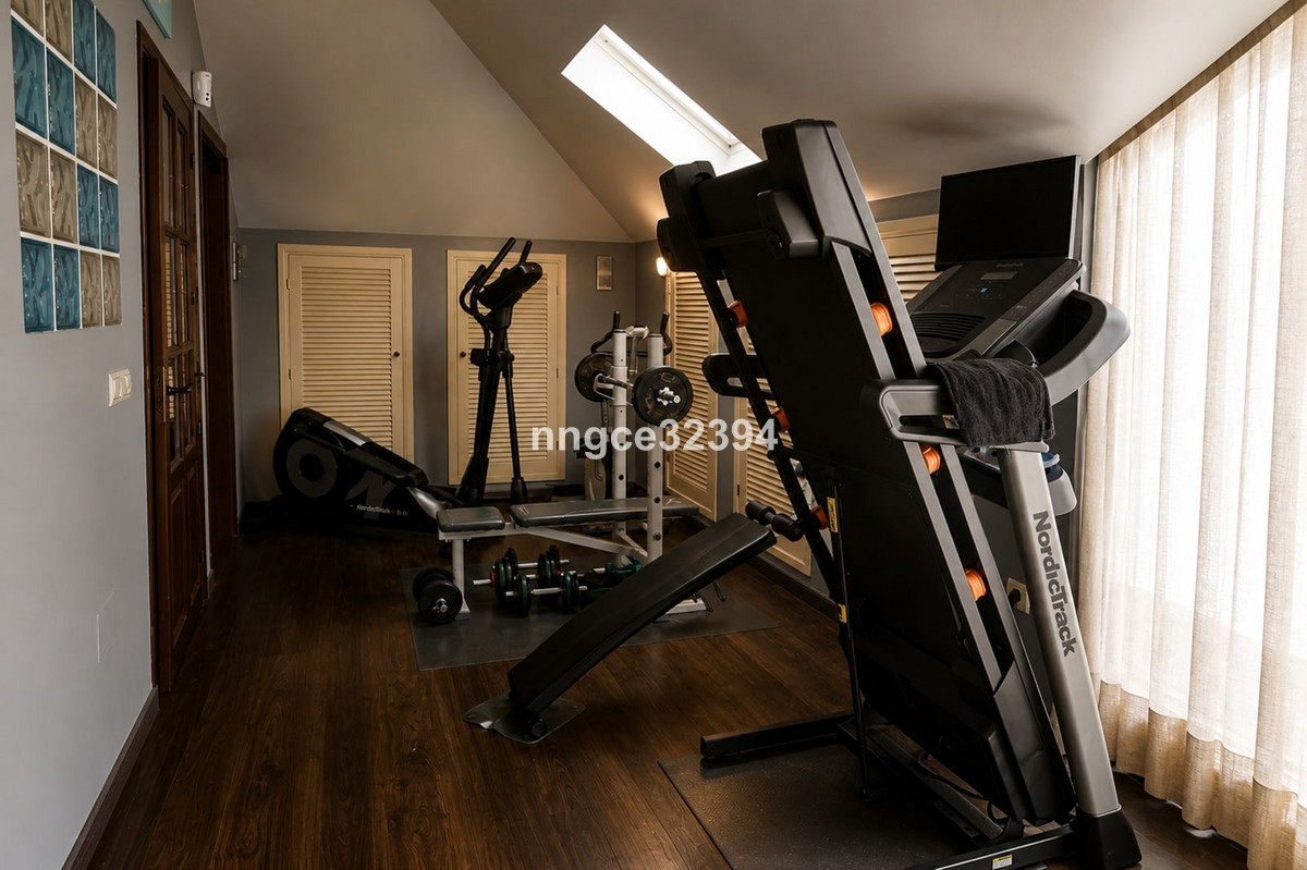 Se vende Villa - Chalet de 4 dormitorios en Costa Del Sol, Cadiz, España
