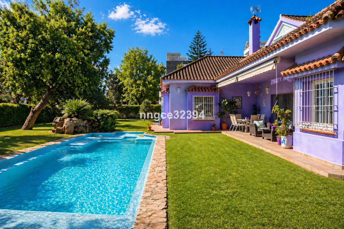 Se vende Villa - Chalet de 4 dormitorios en Costa Del Sol, Cadiz, España