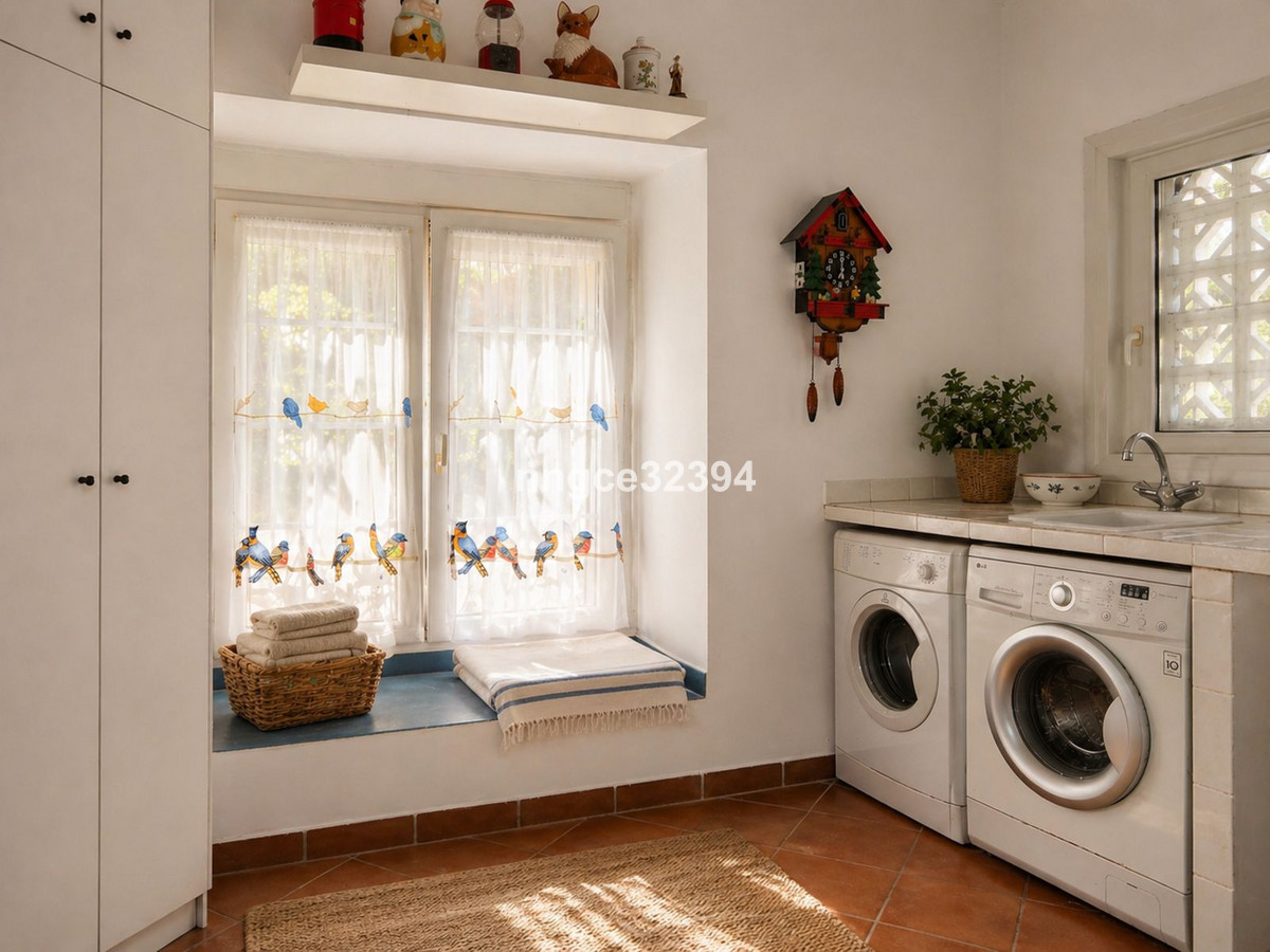 Se vende Villa - Chalet de 4 dormitorios en Costa Del Sol, Cadiz, España