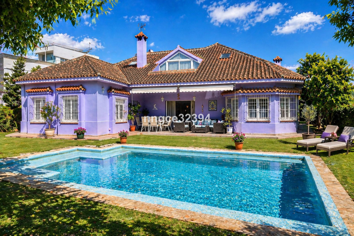 Se vende Villa - Chalet de 4 dormitorios en Costa Del Sol, Cadiz, España