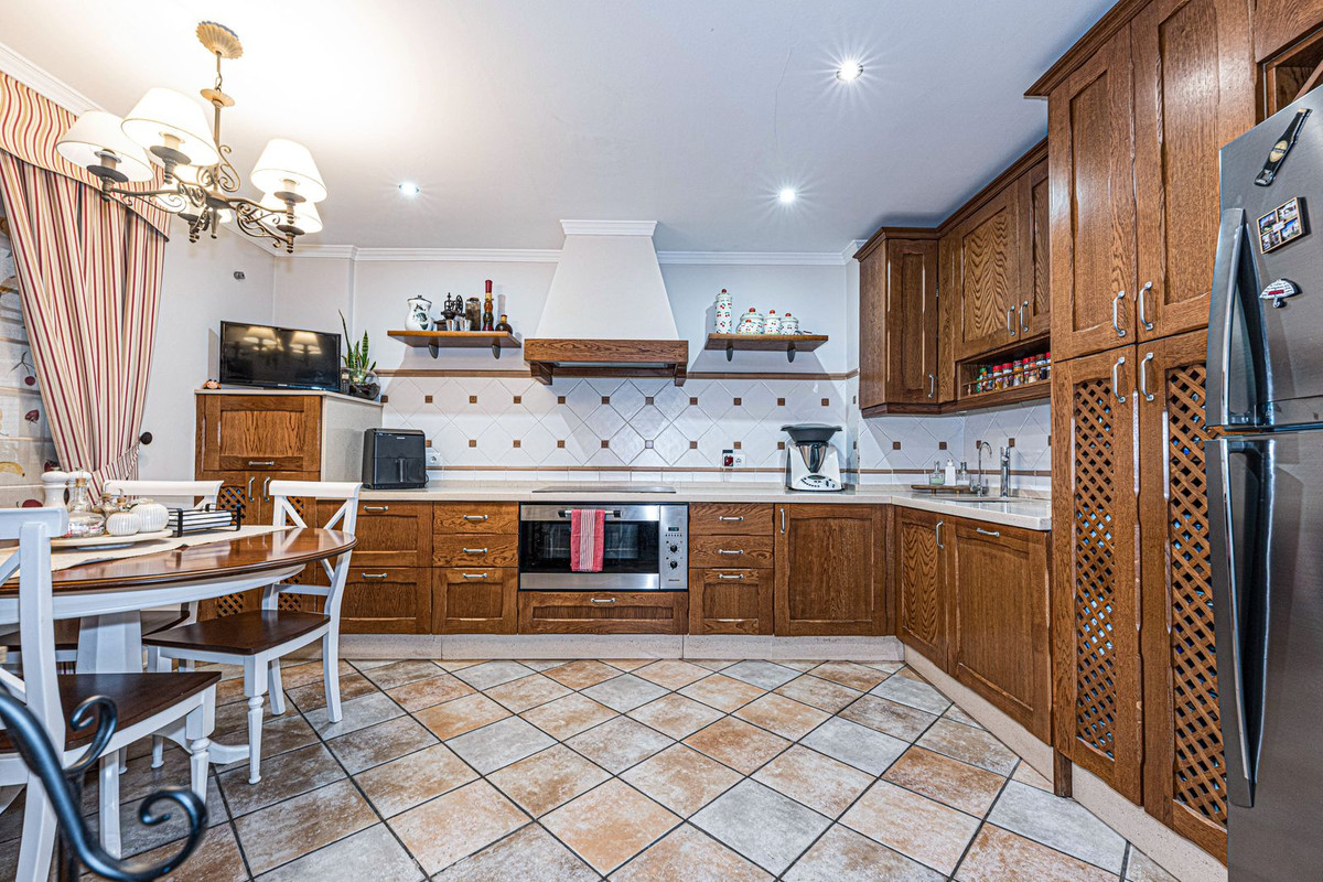 4 Bed Apartment for sale in Los Pacos Costa Del Sol, Málaga, Spain