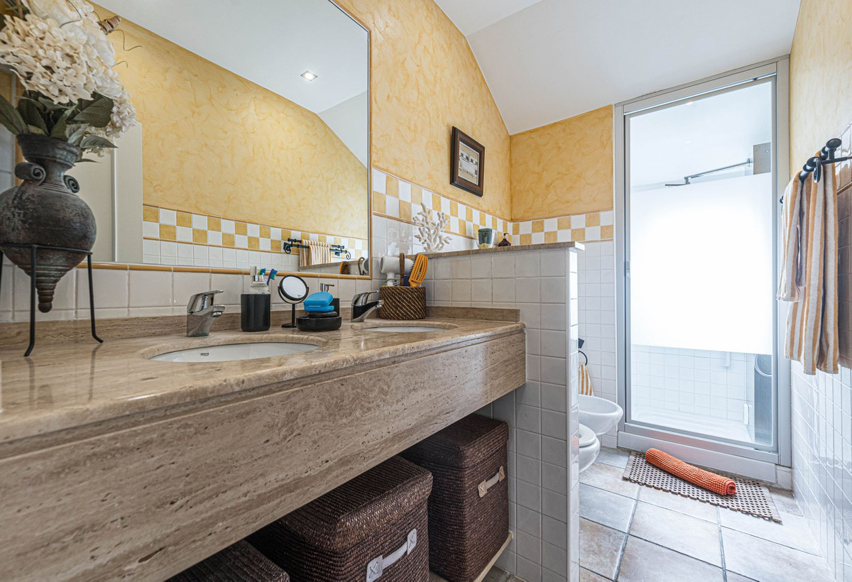 4 Bed Apartment for sale in Los Pacos Costa Del Sol, Málaga, Spain