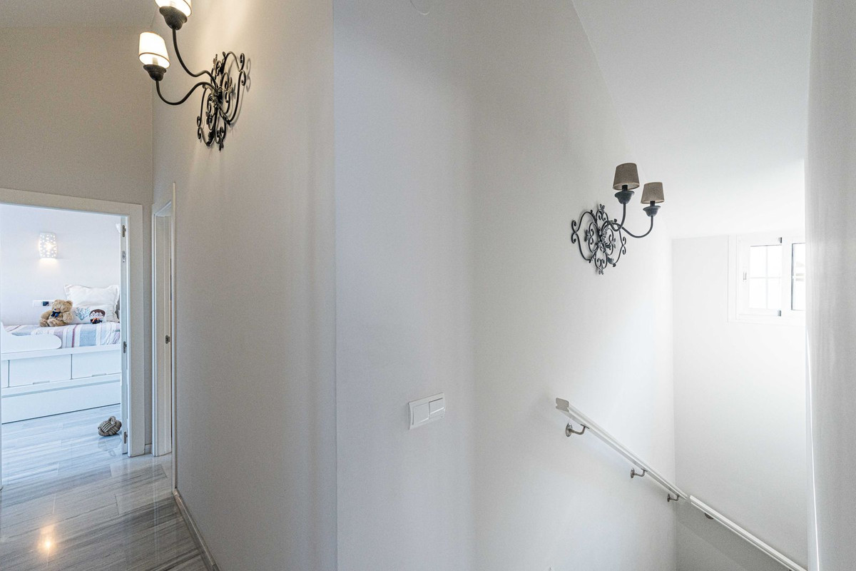 4 Bed Apartment for sale in Los Pacos Costa Del Sol, Málaga, Spain