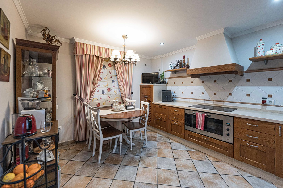 4 Bed Apartment for sale in Los Pacos Costa Del Sol, Málaga, Spain
