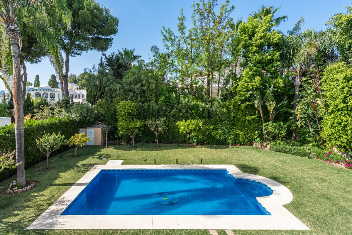 5 Bed Townhouse for sale in Nueva Andalucía Costa Del Sol, Málaga, Spain