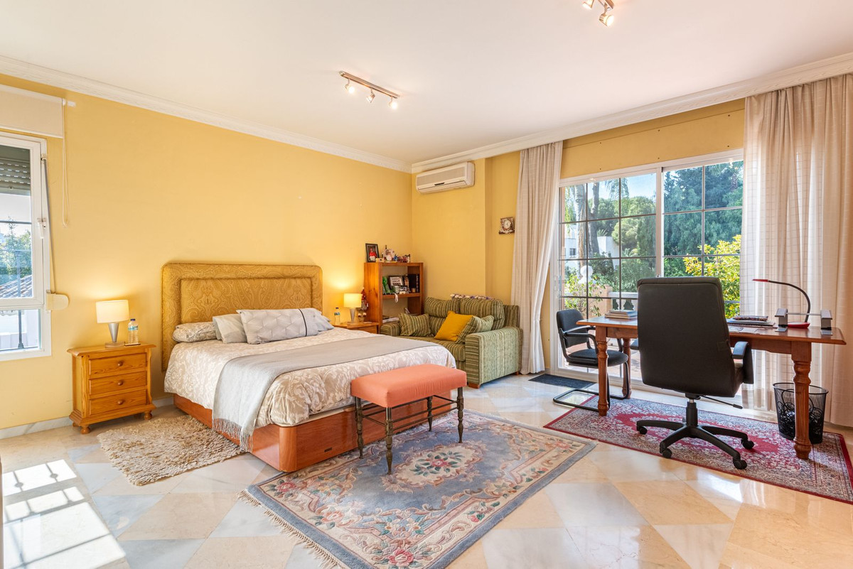 5 Bed Townhouse for sale in Nueva Andalucía Costa Del Sol, Málaga, Spain