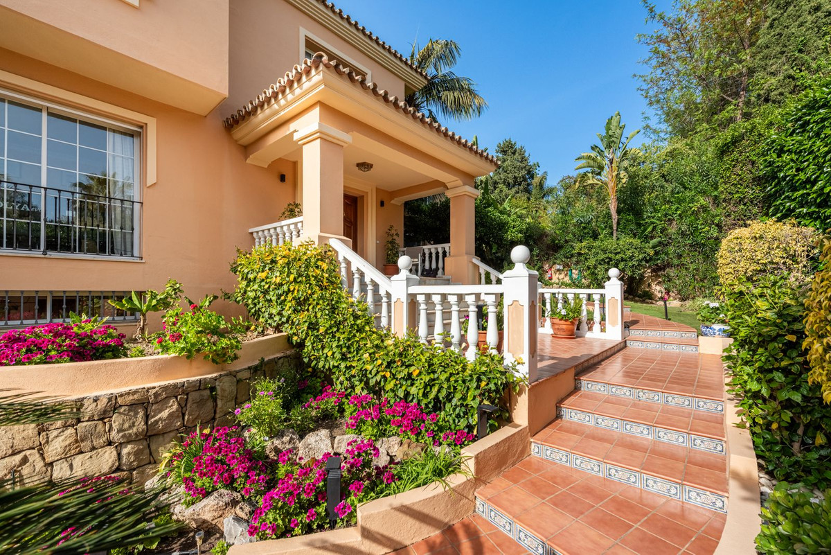 5 Bed Townhouse for sale in Nueva Andalucía Costa Del Sol, Málaga, Spain