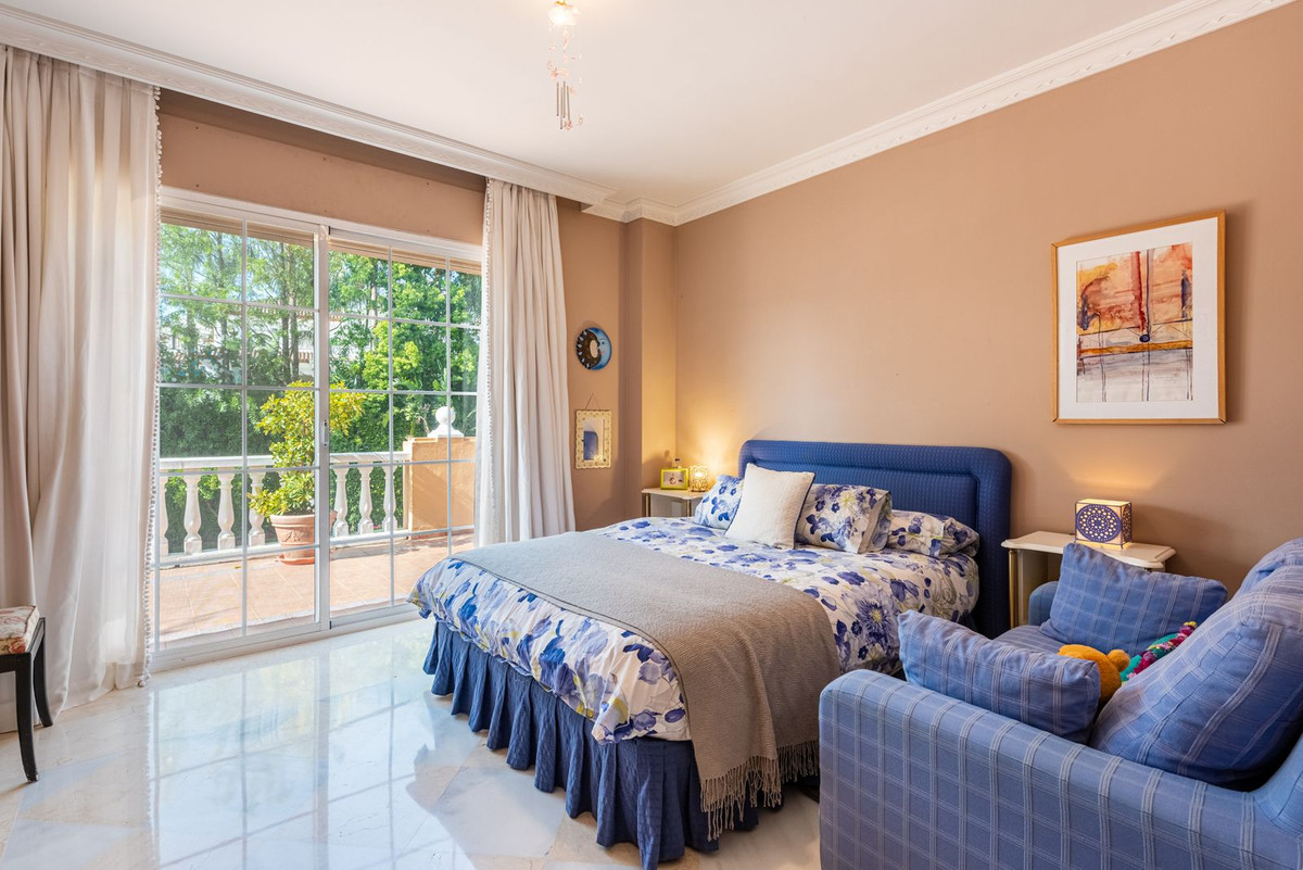 5 Bed Townhouse for sale in Nueva Andalucía Costa Del Sol, Málaga, Spain