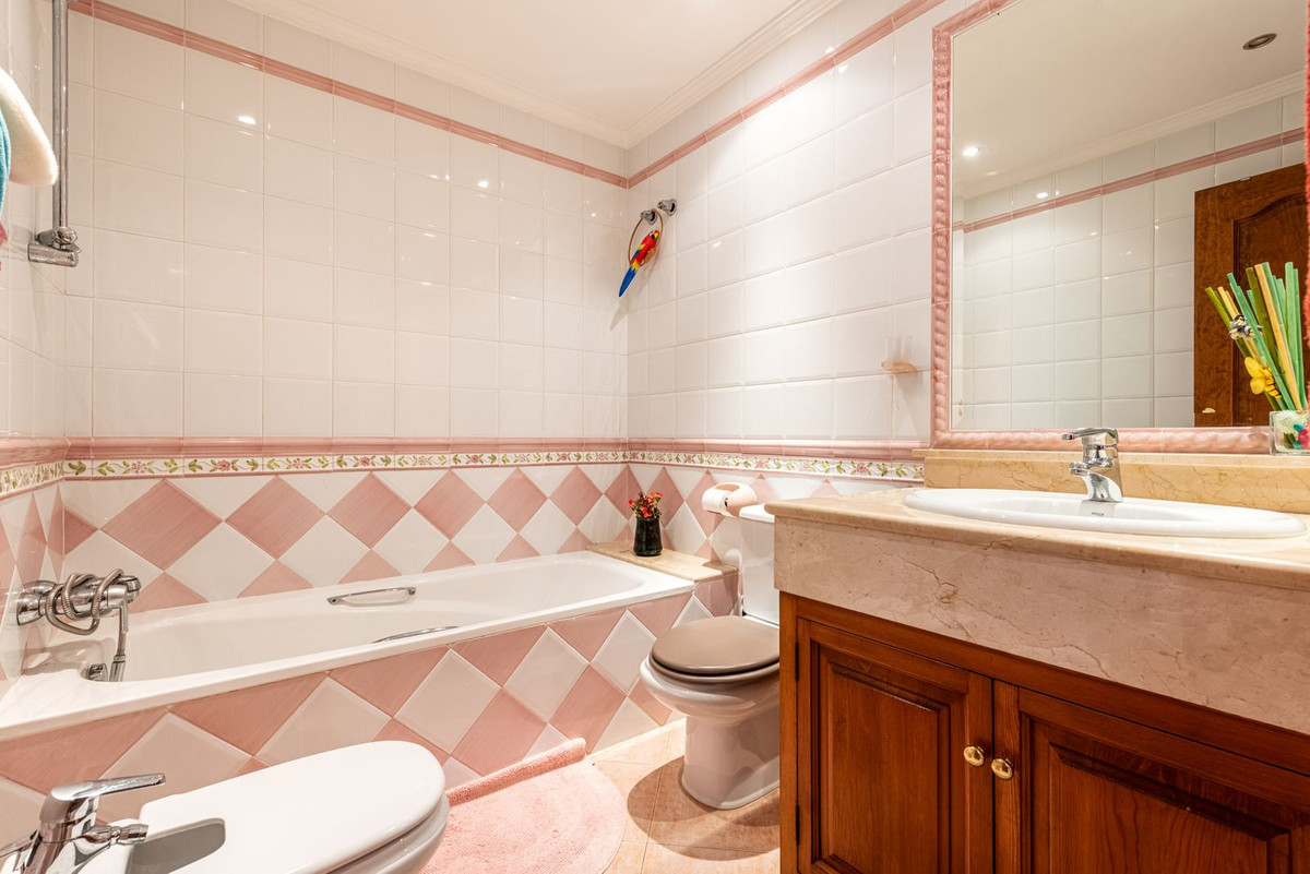 5 Bed Townhouse for sale in Nueva Andalucía Costa Del Sol, Málaga, Spain