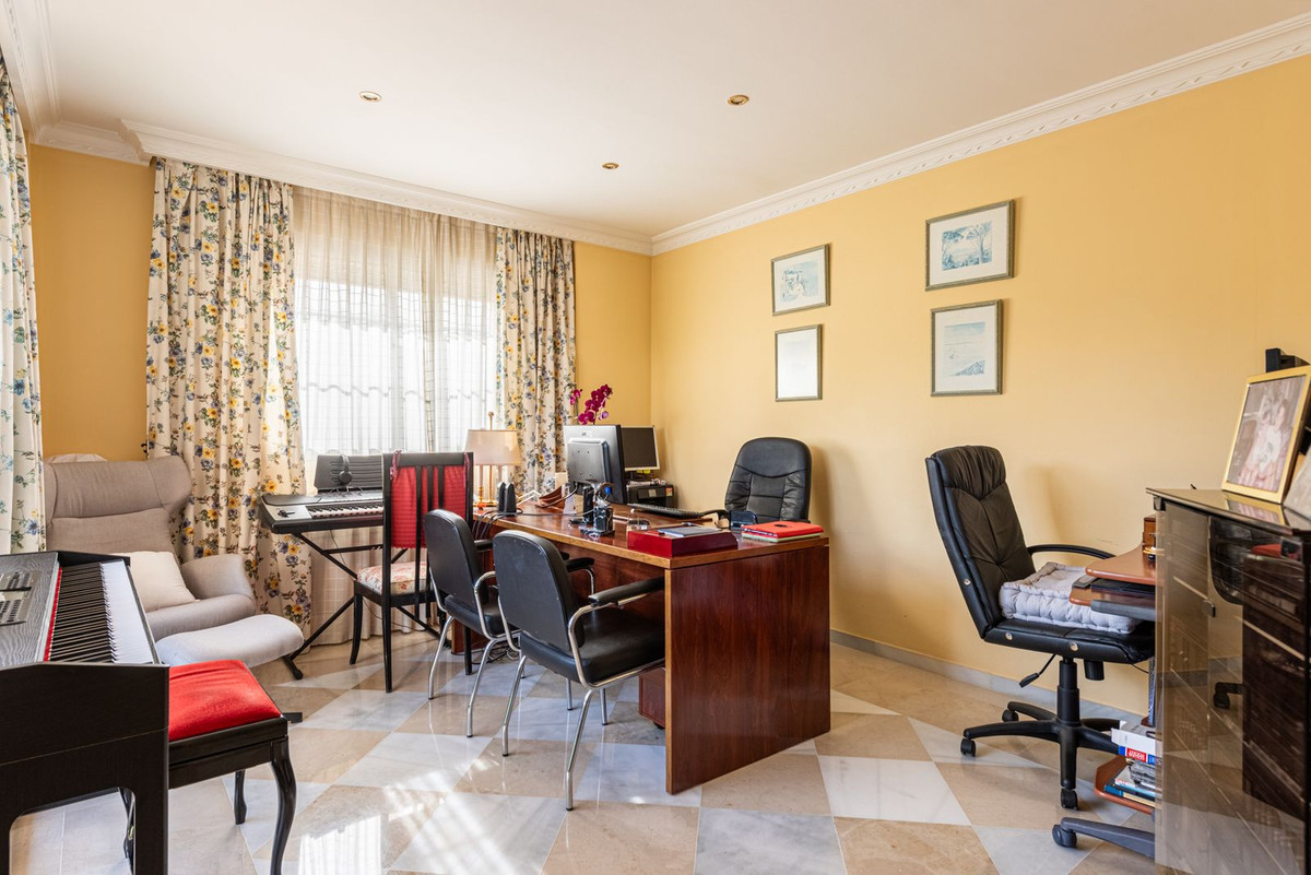 5 Bed Townhouse for sale in Nueva Andalucía Costa Del Sol, Málaga, Spain