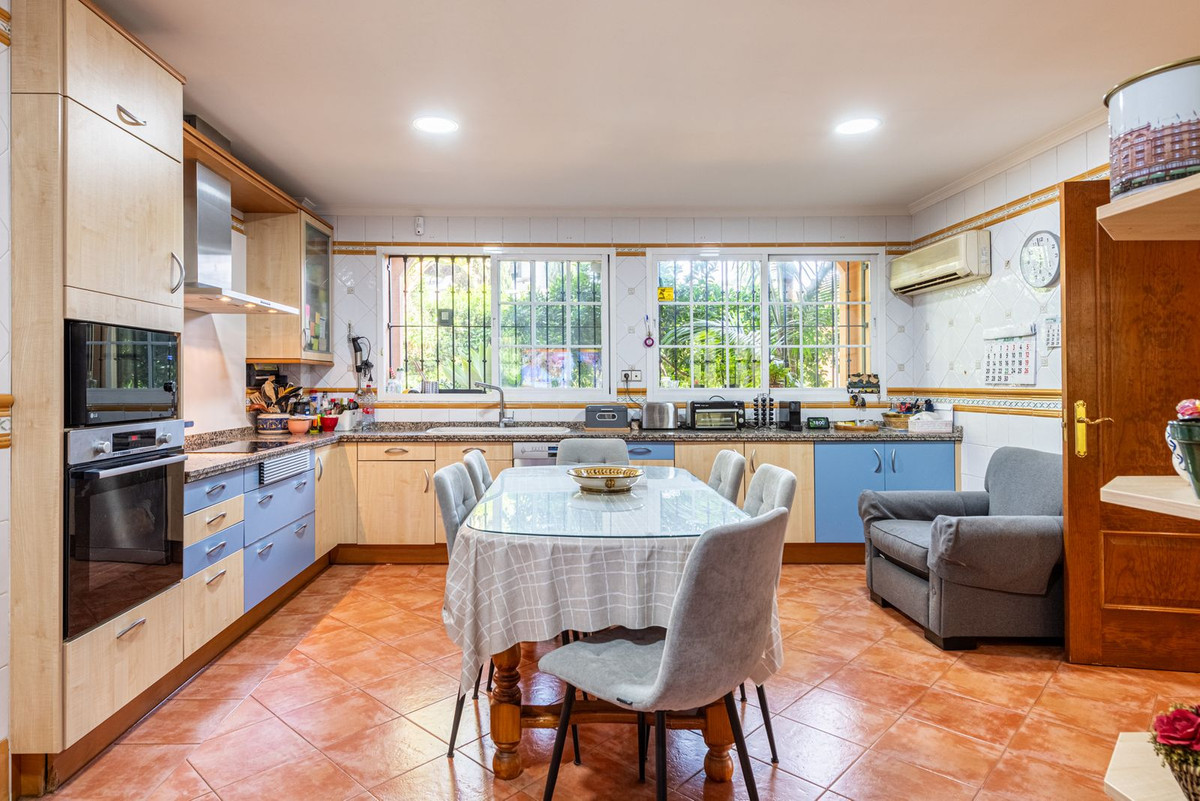 5 Bed Townhouse for sale in Nueva Andalucía Costa Del Sol, Málaga, Spain