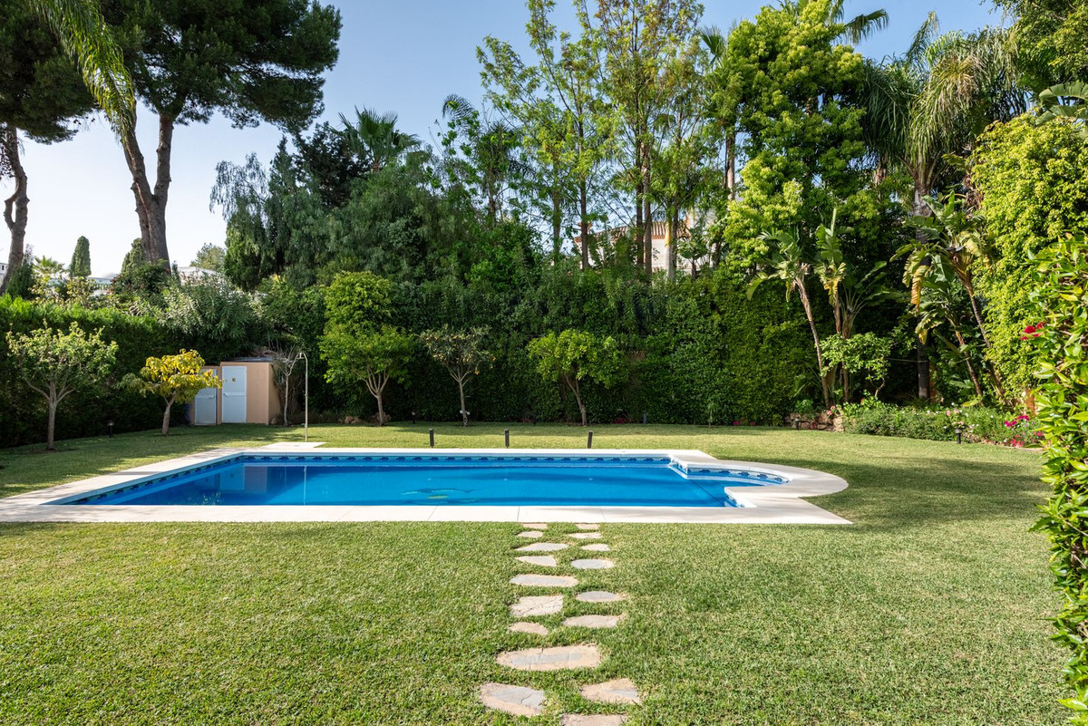 5 Bed Townhouse for sale in Nueva Andalucía Costa Del Sol, Málaga, Spain