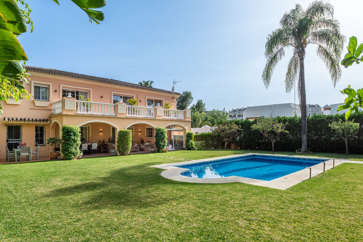 5 Bed Townhouse for sale in Nueva Andalucía Costa Del Sol, Málaga, Spain