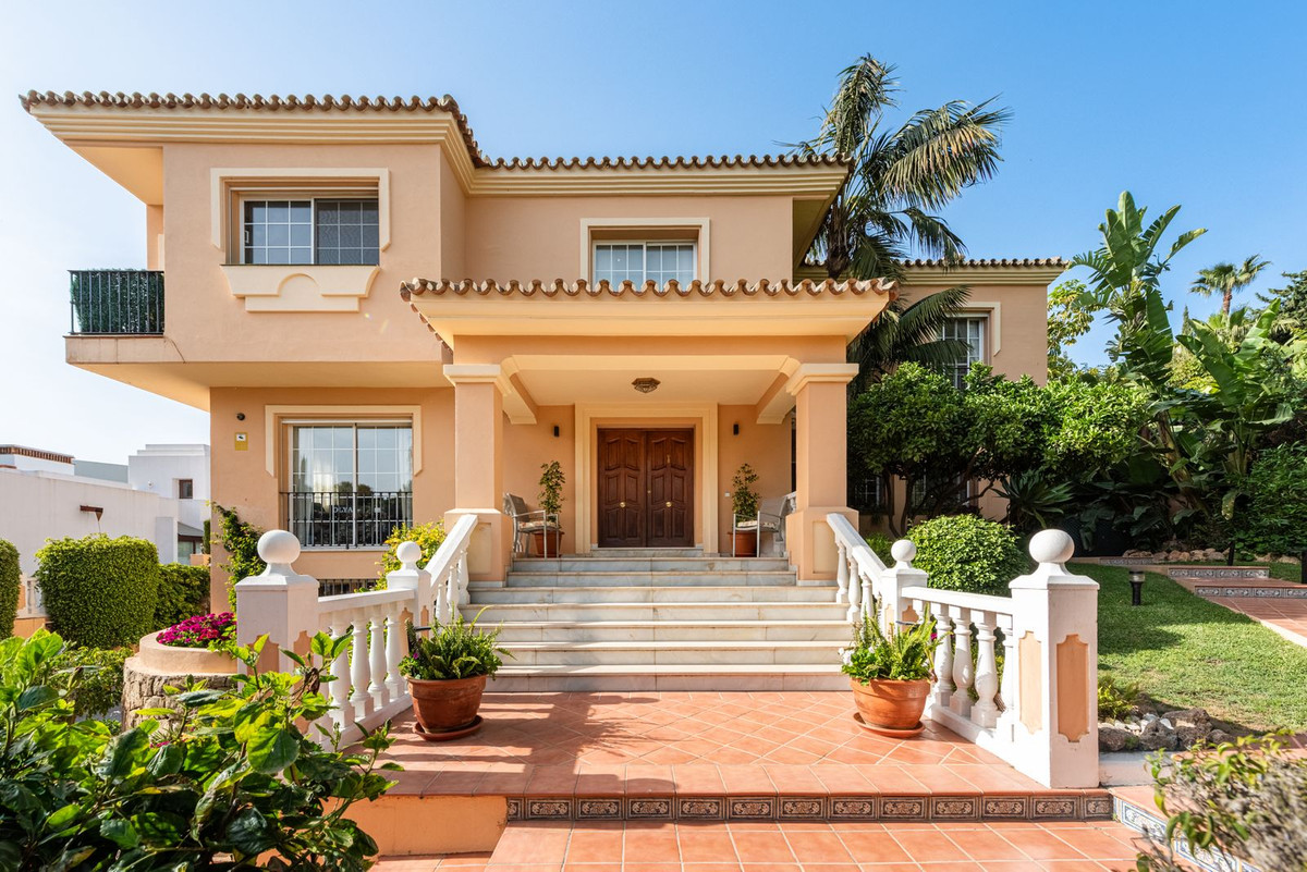 5 Bed Townhouse for sale in Nueva Andalucía Costa Del Sol, Málaga, Spain