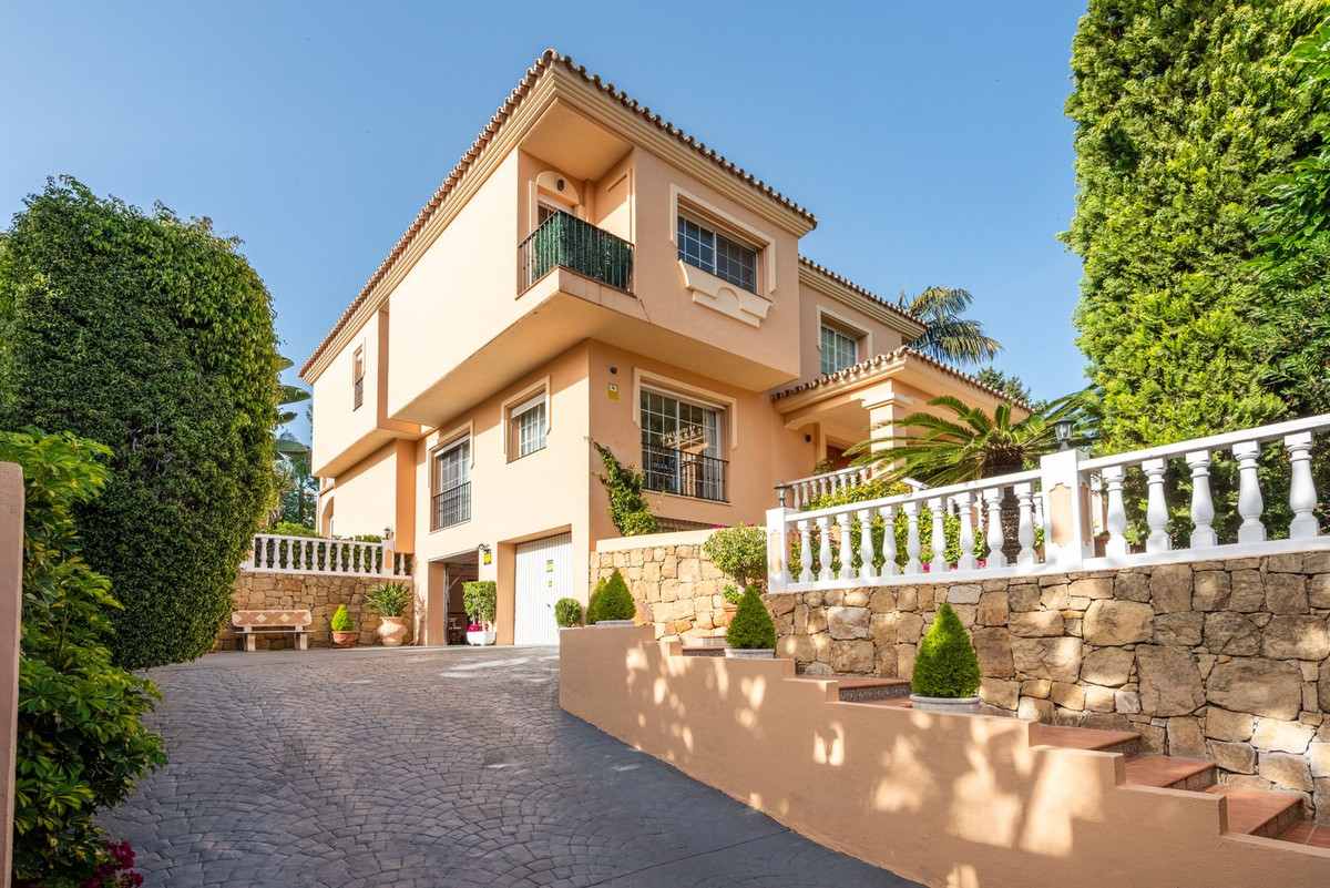 5 Bed Townhouse for sale in Nueva Andalucía Costa Del Sol, Málaga, Spain
