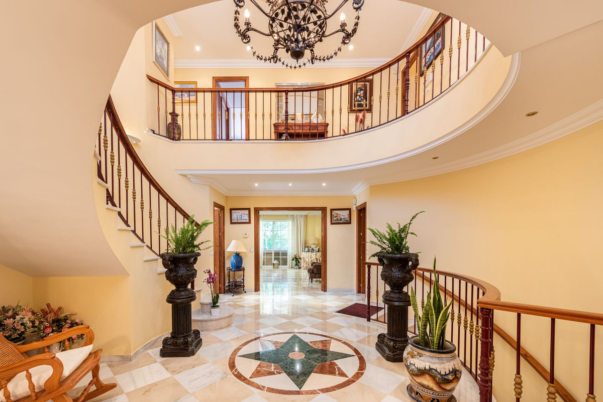 5 Bed Townhouse for sale in Nueva Andalucía Costa Del Sol, Málaga, Spain