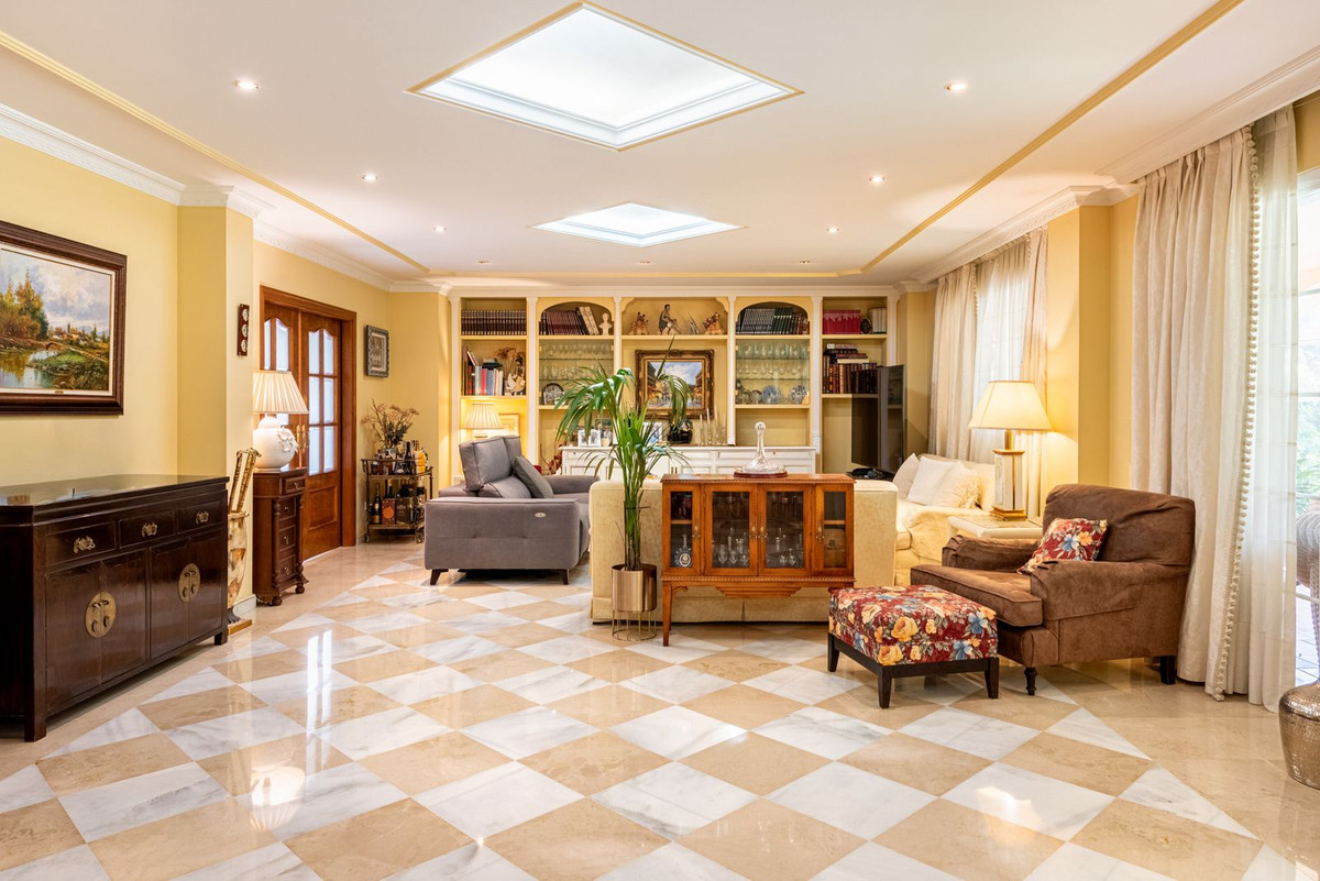 5 Bed Townhouse for sale in Nueva Andalucía Costa Del Sol, Málaga, Spain