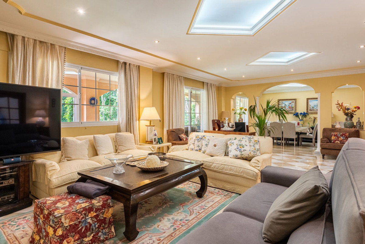 5 Bed Townhouse for sale in Nueva Andalucía Costa Del Sol, Málaga, Spain