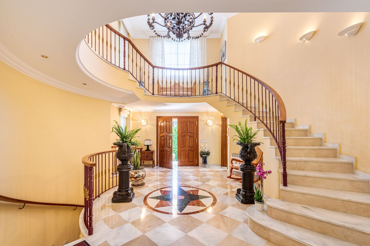 5 Bed Townhouse for sale in Nueva Andalucía Costa Del Sol, Málaga, Spain