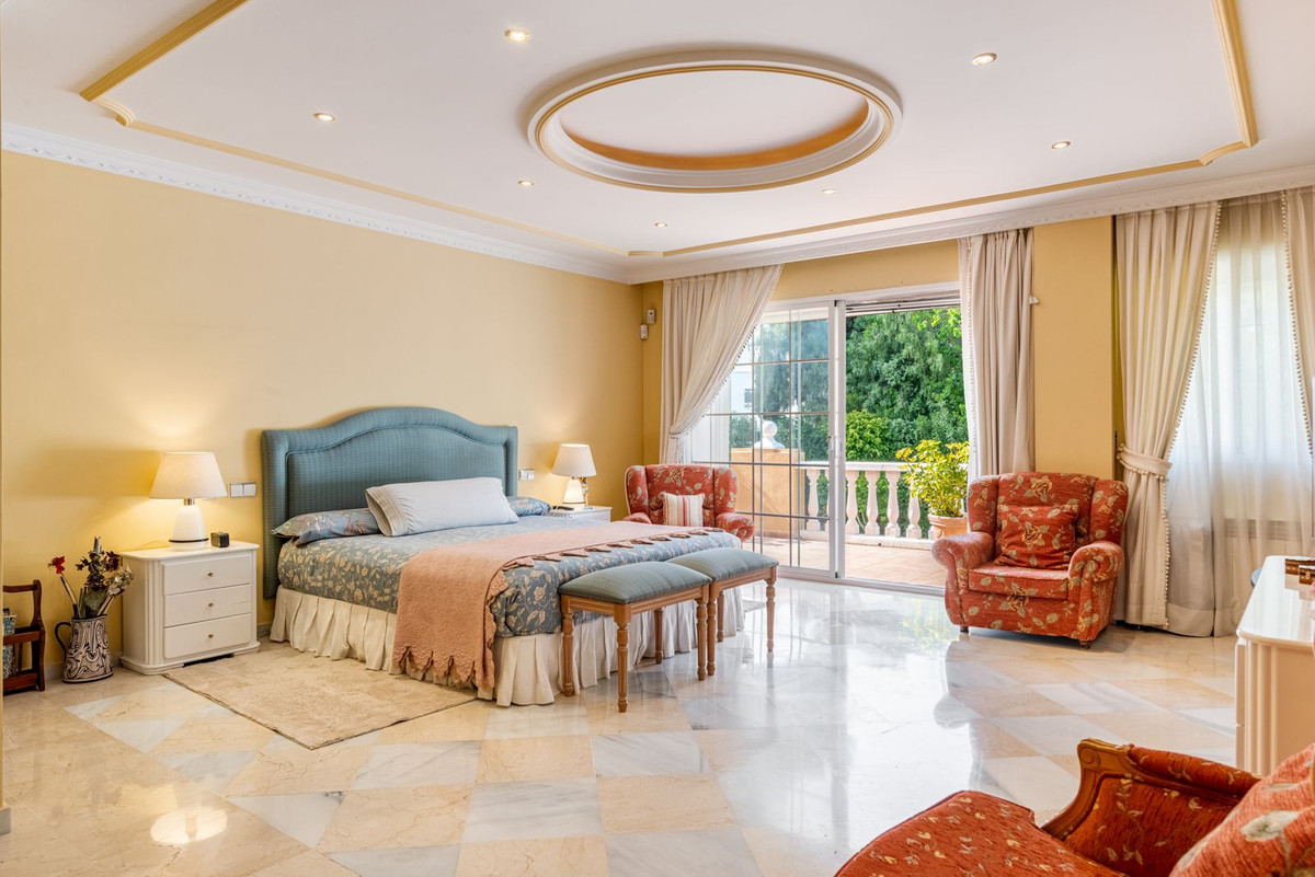 5 Bed Townhouse for sale in Nueva Andalucía Costa Del Sol, Málaga, Spain
