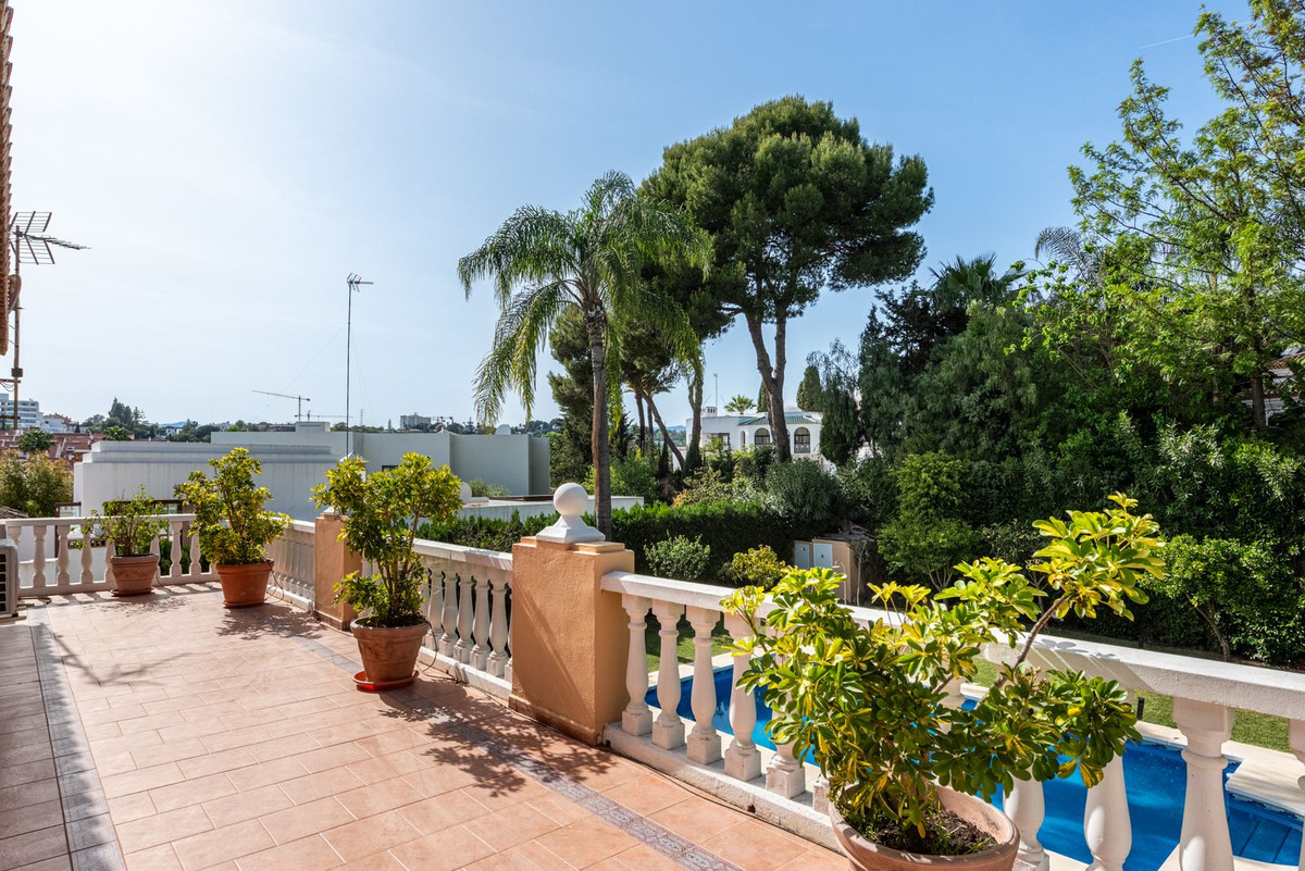 5 Bed Townhouse for sale in Nueva Andalucía Costa Del Sol, Málaga, Spain