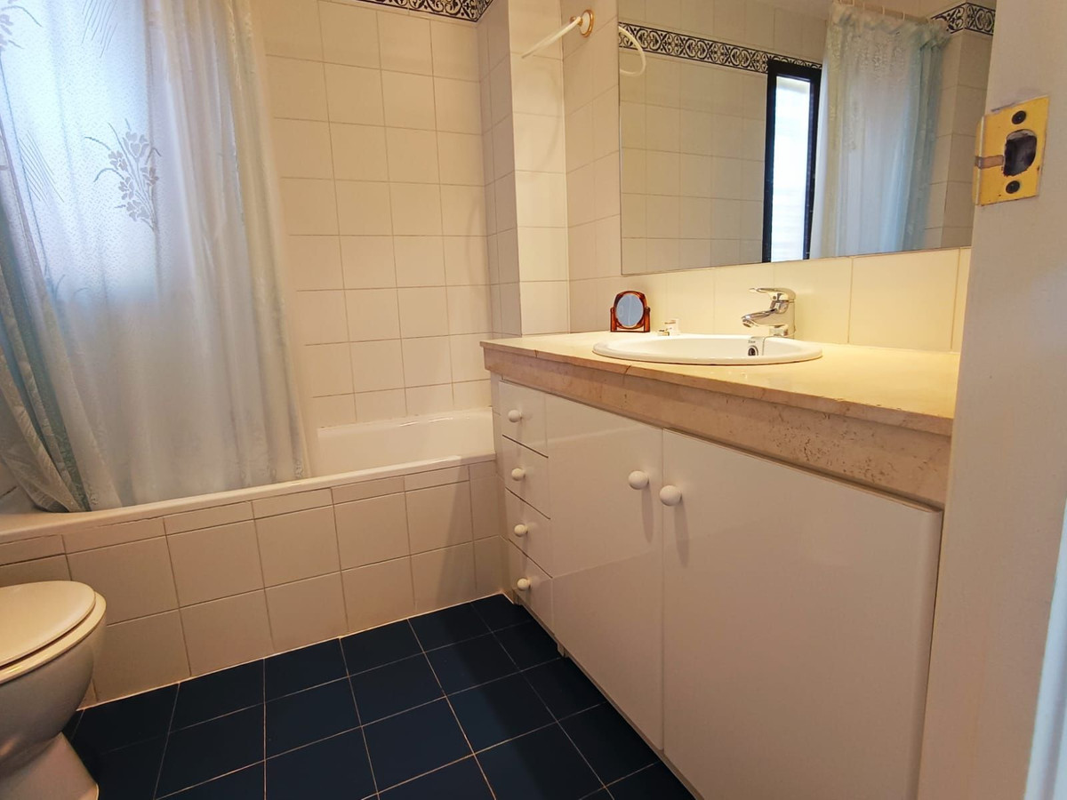 Se vende Apartamento Planta Media de 2 dormitorios en Costa Del Sol, Málaga, España