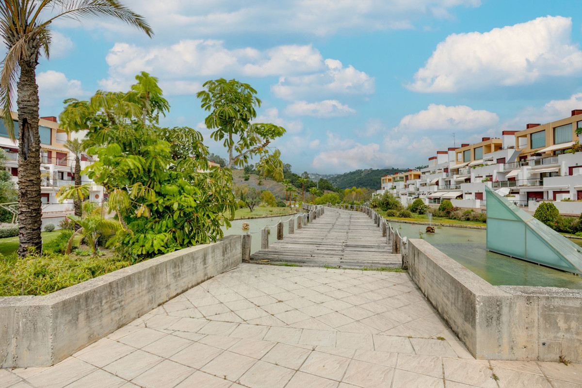 2 Bed Apartment for sale in Benahavís Costa Del Sol, Málaga, Spain