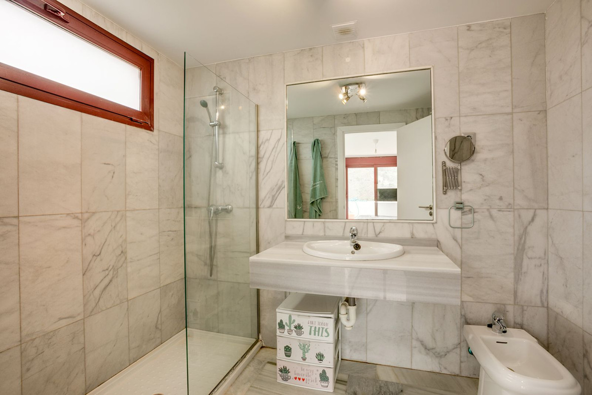 2 Bed Apartment for sale in Benahavís Costa Del Sol, Málaga, Spain