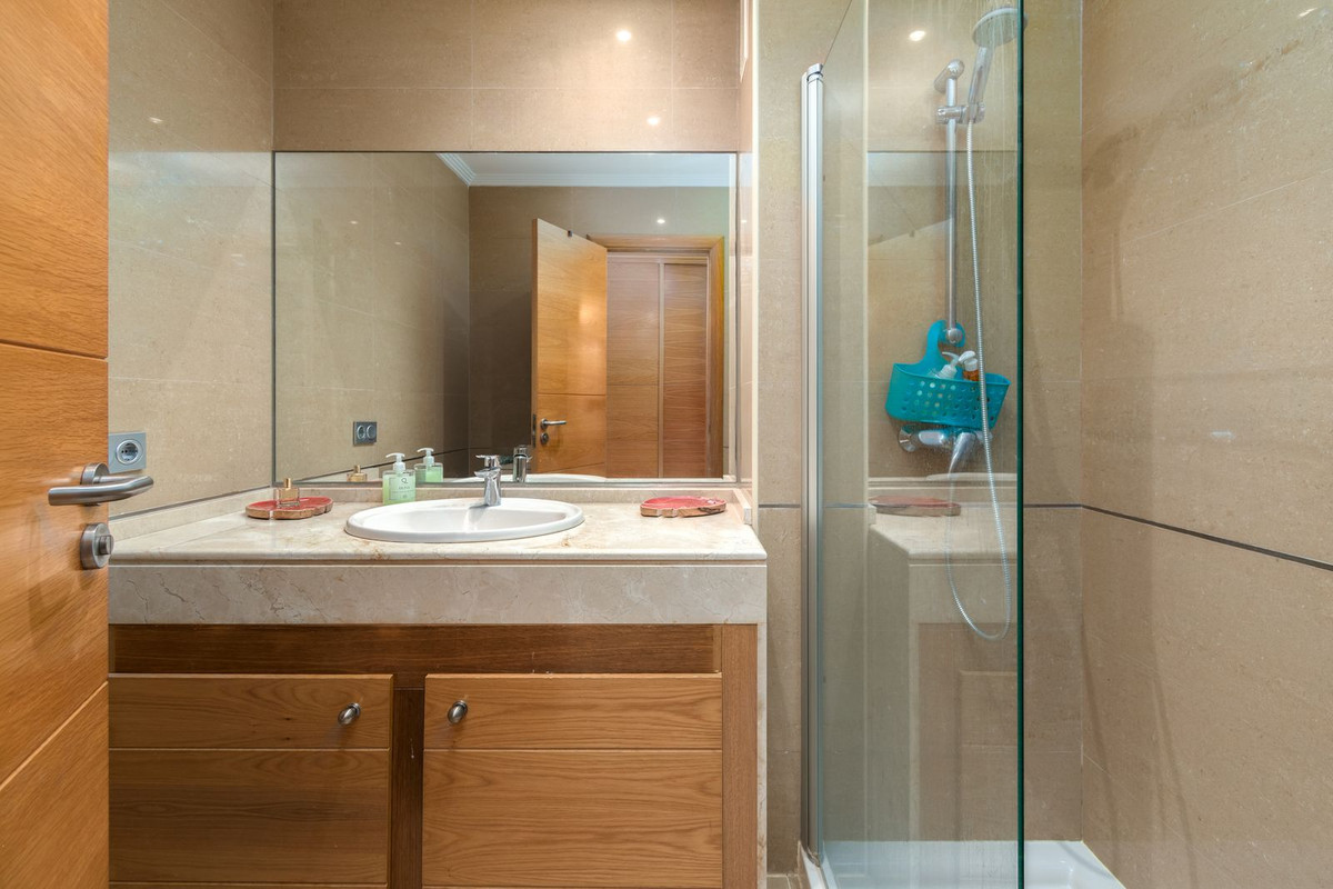 Se vende Apartamento Planta Media de 2 dormitorios en Costa Del Sol, Málaga, España