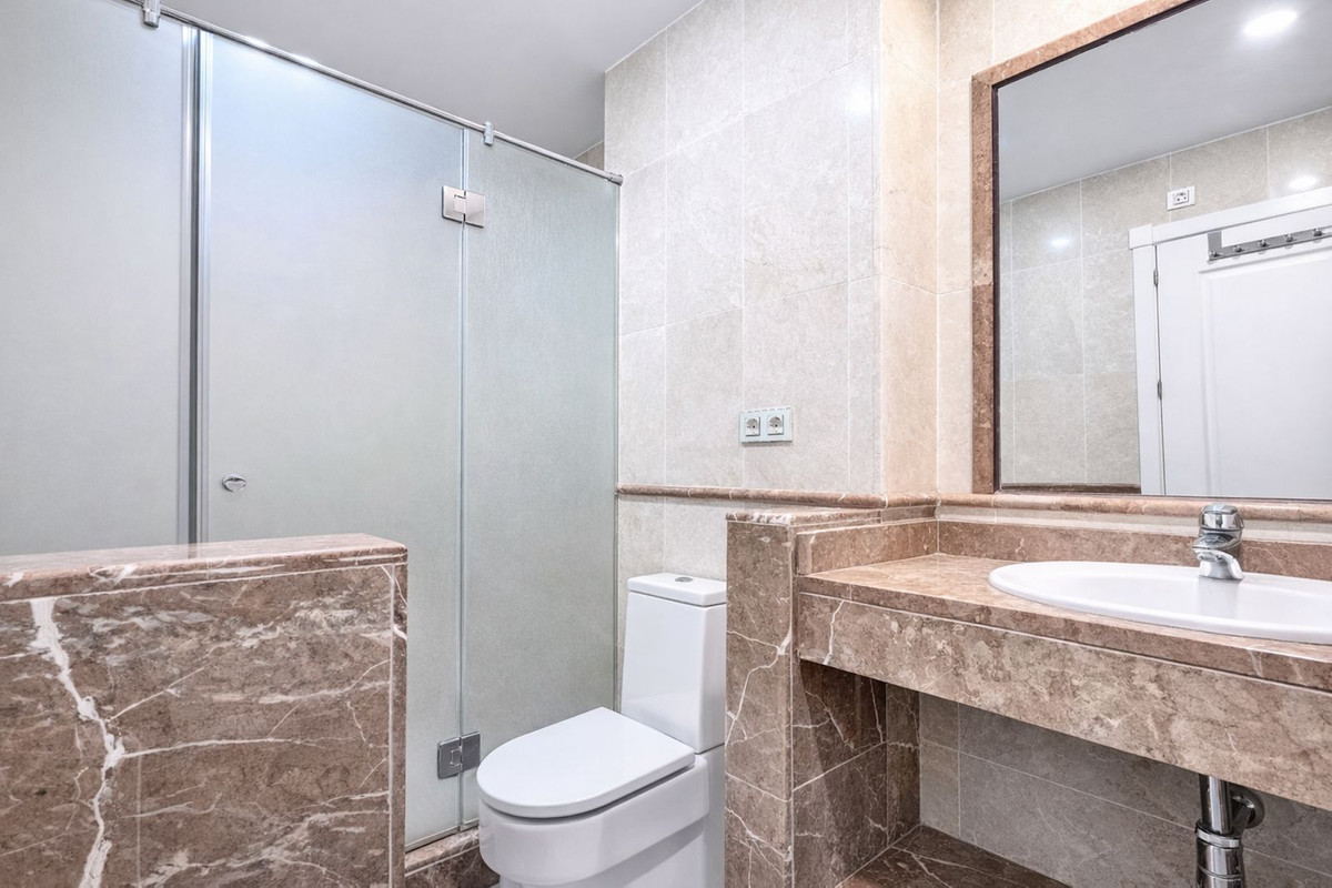 Se vende Apartamento Planta Media de 2 dormitorios en Costa Del Sol, Málaga, España