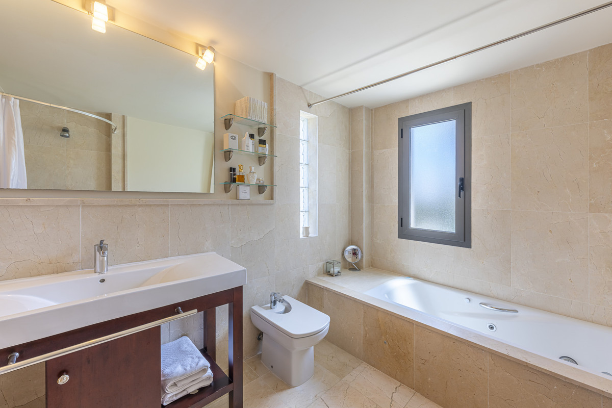 3 Bed Apartment for sale in Benahavís Costa Del Sol, Málaga, Spain