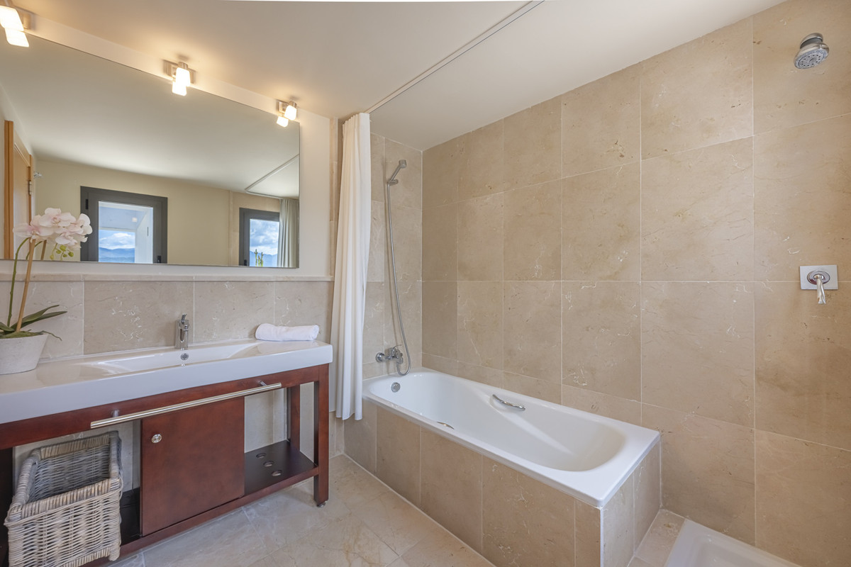 3 Bed Apartment for sale in Benahavís Costa Del Sol, Málaga, Spain